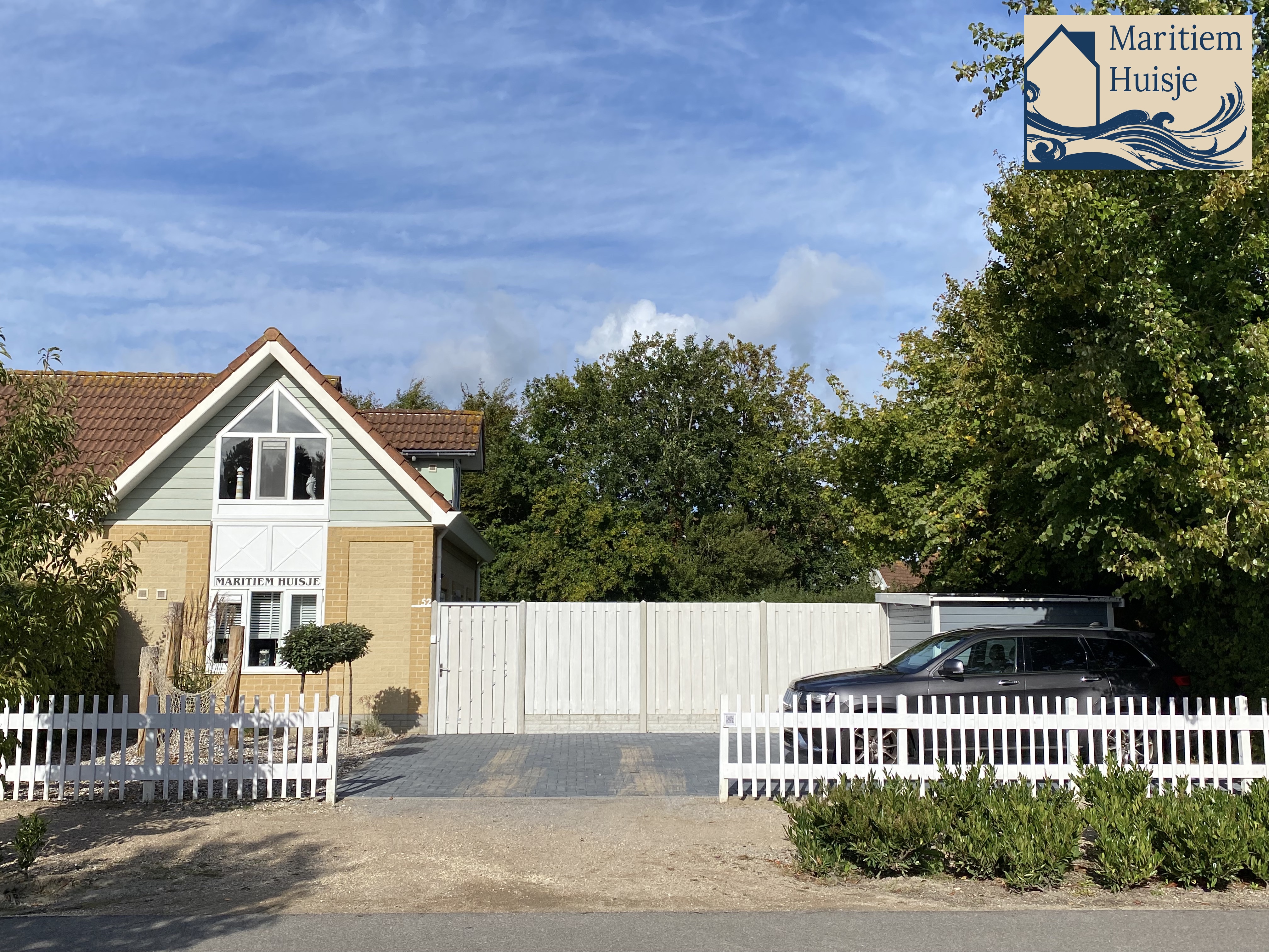 Außenansicht des Ferienhauses mit Logo